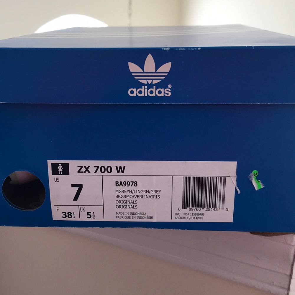 Brand new adidas zx 700